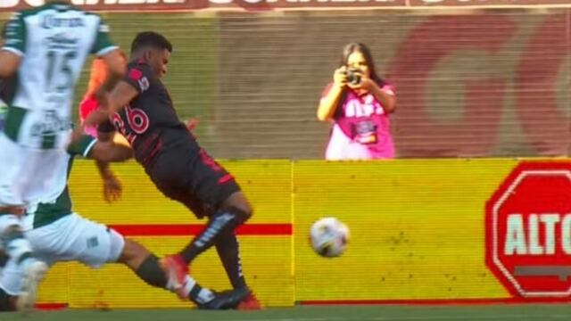 Penal no marcado en el Xolos vs Santos de la Liga MX