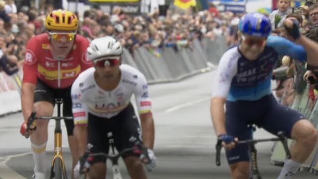 ¡Por celebrar antes! Levantó los brazos antes de cruzar la meta y le ganaron en el último segundo