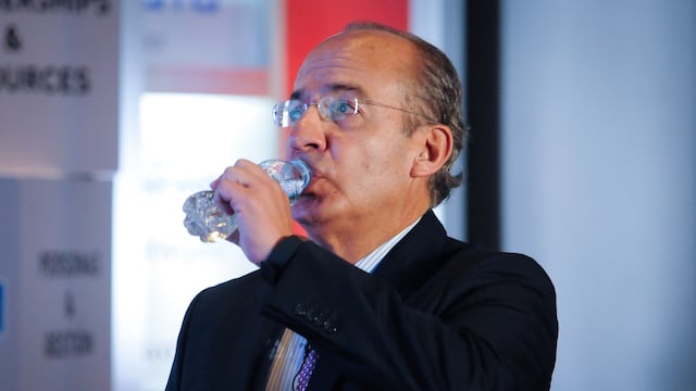 Felipe Calderón bebiendo