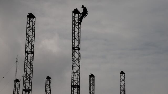 Una persona trabaja sobre unos andamios, los cuales funcionarán para las estructuras del desfile militar