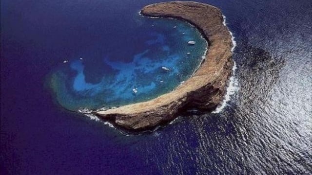 El cráter de Molokin, la media luna que embellece al Pacífico.