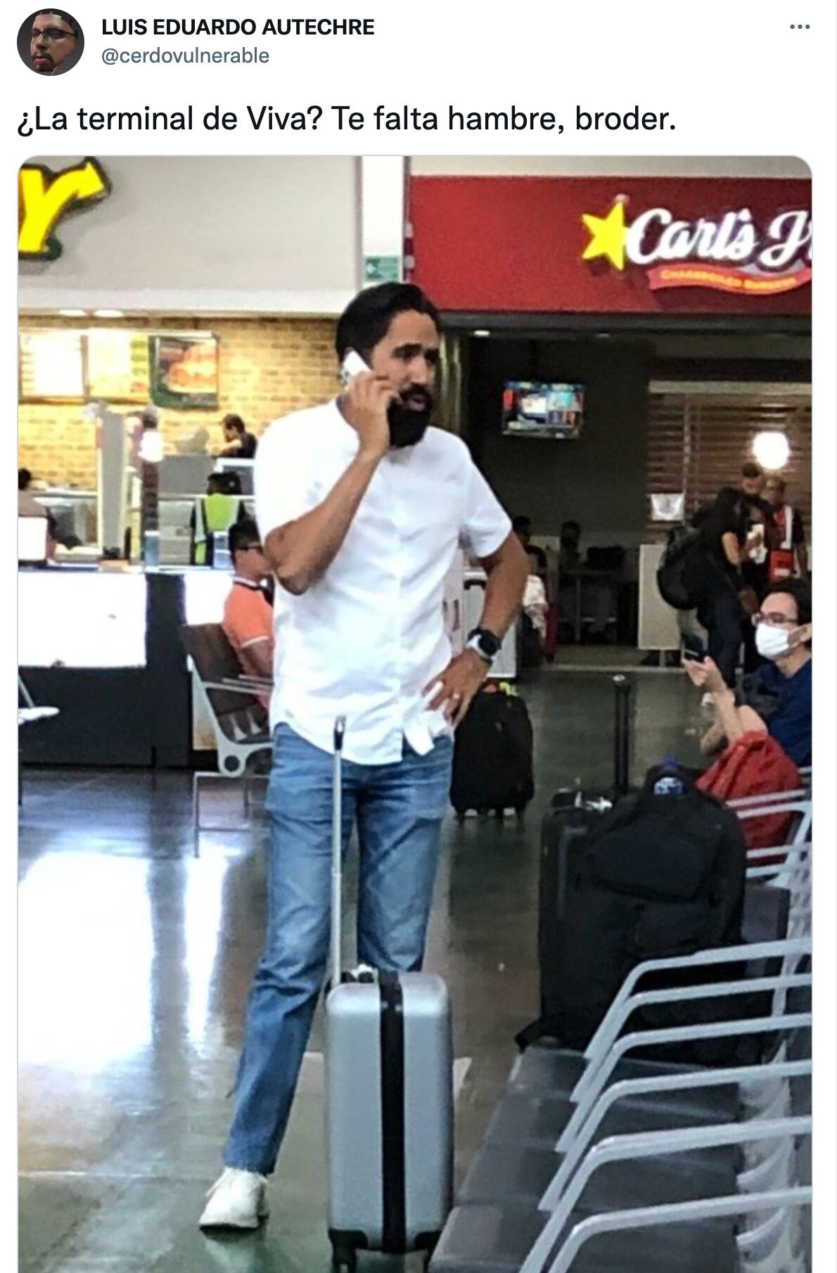 Carlos Muñoz es captado viajando en Viva Aerobus