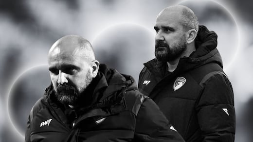 Luto en el futbol europeo: DT muere en pleno partido al sufrir paro cardíaco