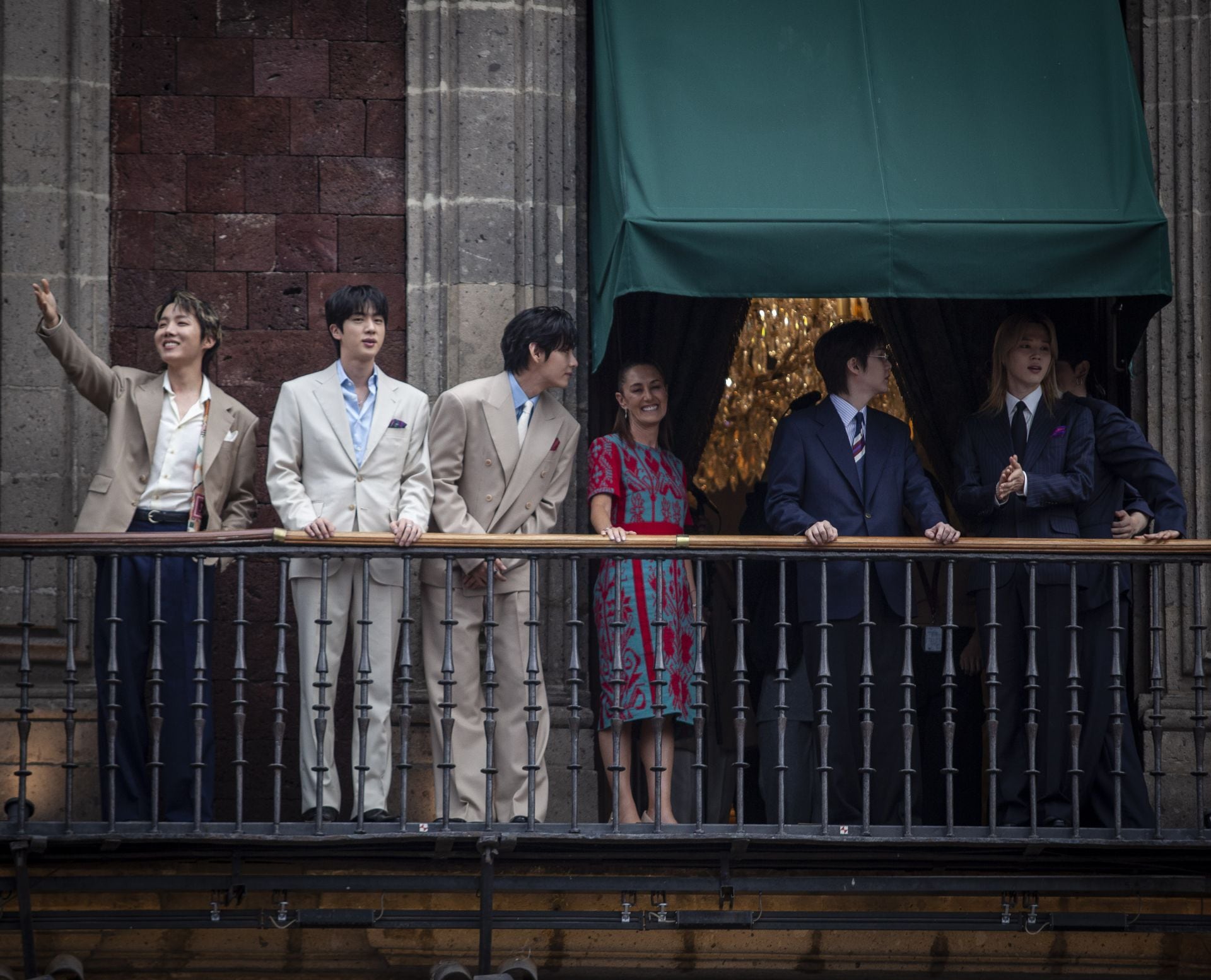 BTS saluda a ARMY México desde el balcón de Palacio Nacional