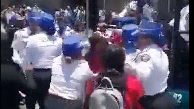 VIDEO: Mujer triqui es arrastrada de una patrulla de la Policía de CDMX