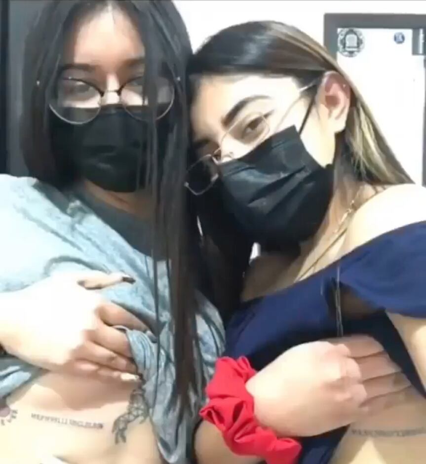 Mejores amigas se tatúan el CURP de la otra