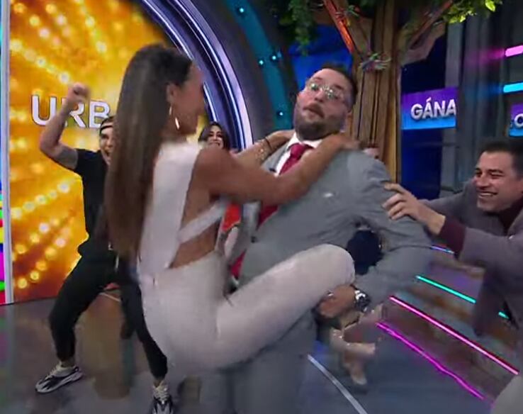 Macky González hace sus famosas abdominales voladoras con Ricardo Casares