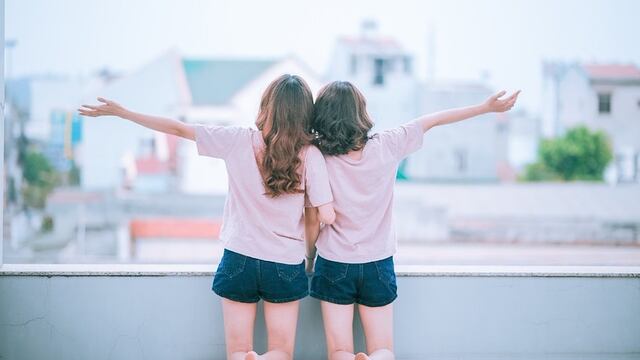 Retiran publicidad que mostraba a una pareja lesbiana