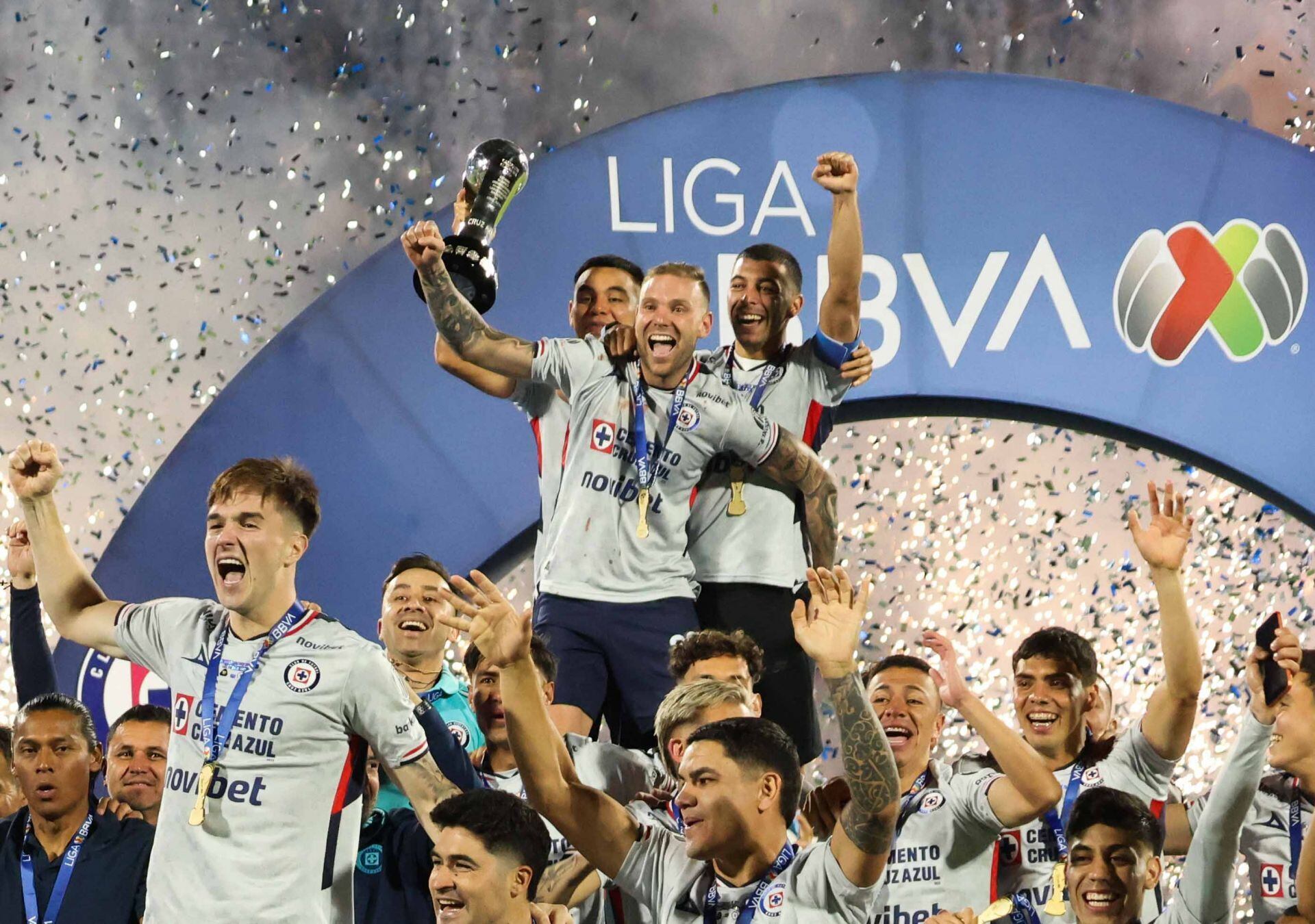 Carlos Rodríguez, Rodolfo Rotondi y Erik Lira, jugadores del Cruz Azul, levantaron La Décima