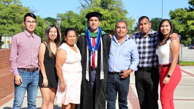 Hijo de inmigrantes logra graduarse de la escuela de Medicina