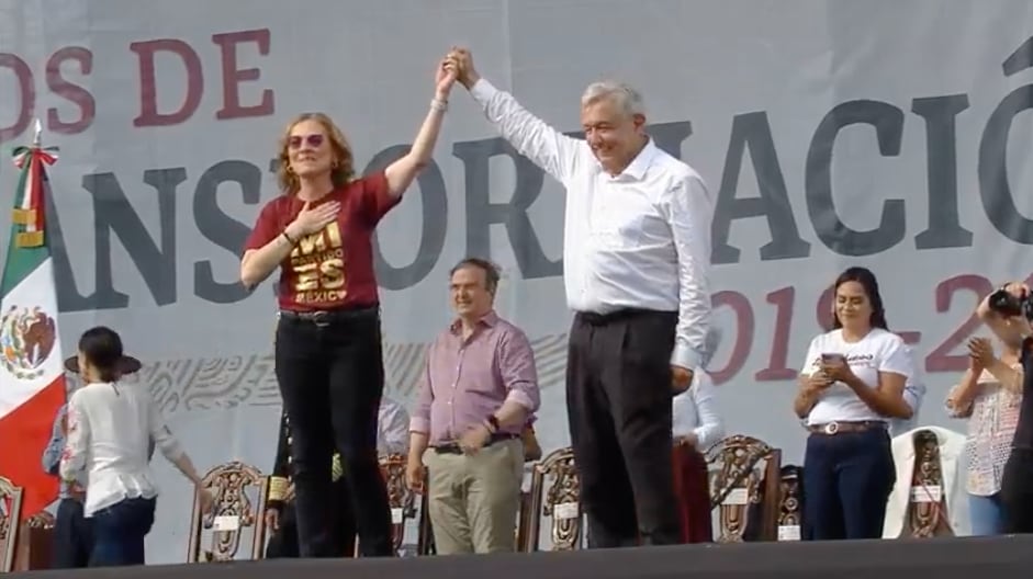 AMLO y Beatriz Gutierrez en el Zócalo tras la marcha del 27 de noviembre