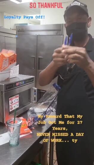 Empleado mostrando lo que recibió por 27 años de trabajo