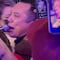 Edwin Luna se baja del escenario durante concierto para cantar con sus fanáticos