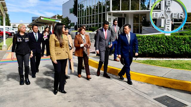 Delfina Gómez, gobernadora del Estado de México, al centro