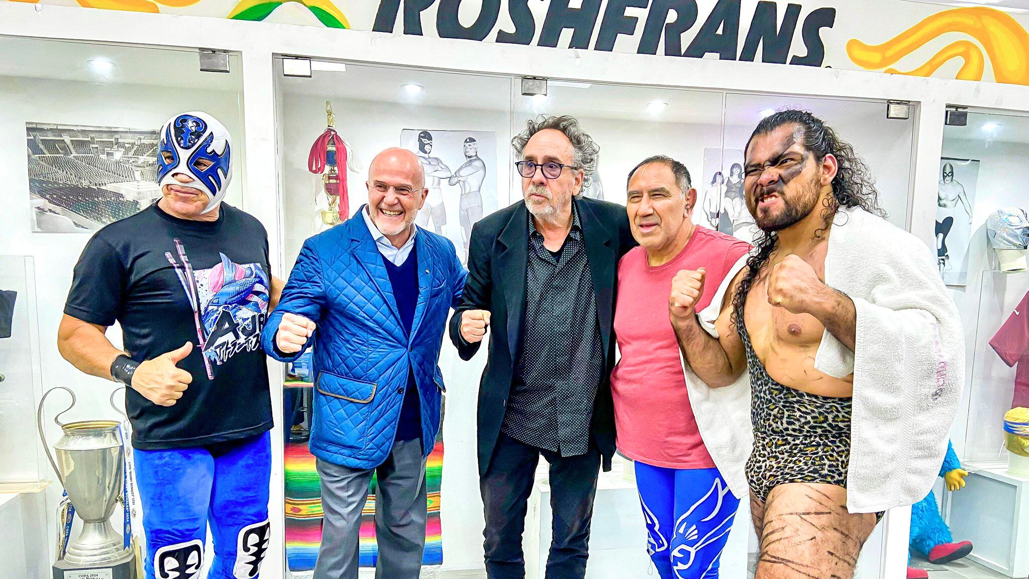 Tim Burton visitó la Arena México y vivió función de Lucha Libre