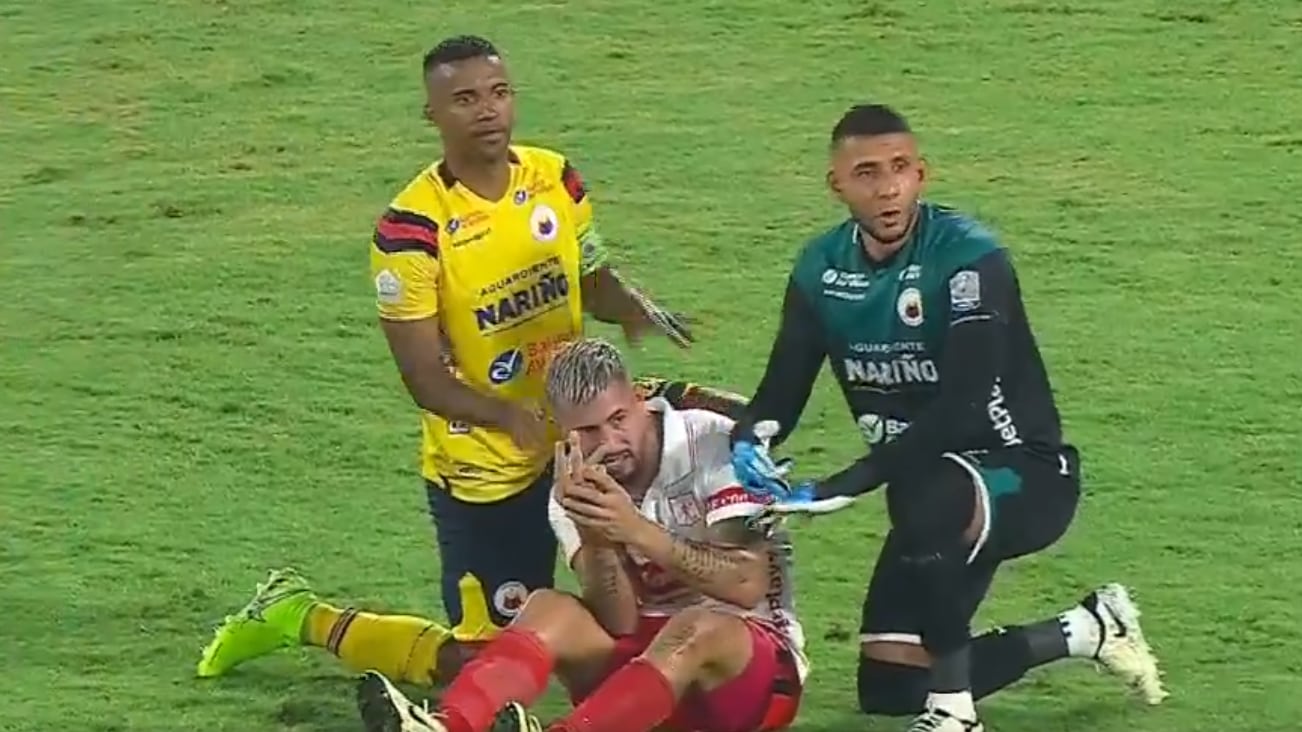 Se rompe el dedo en pleno partido, se lo acomodan como si nada y sigue jugando como crack