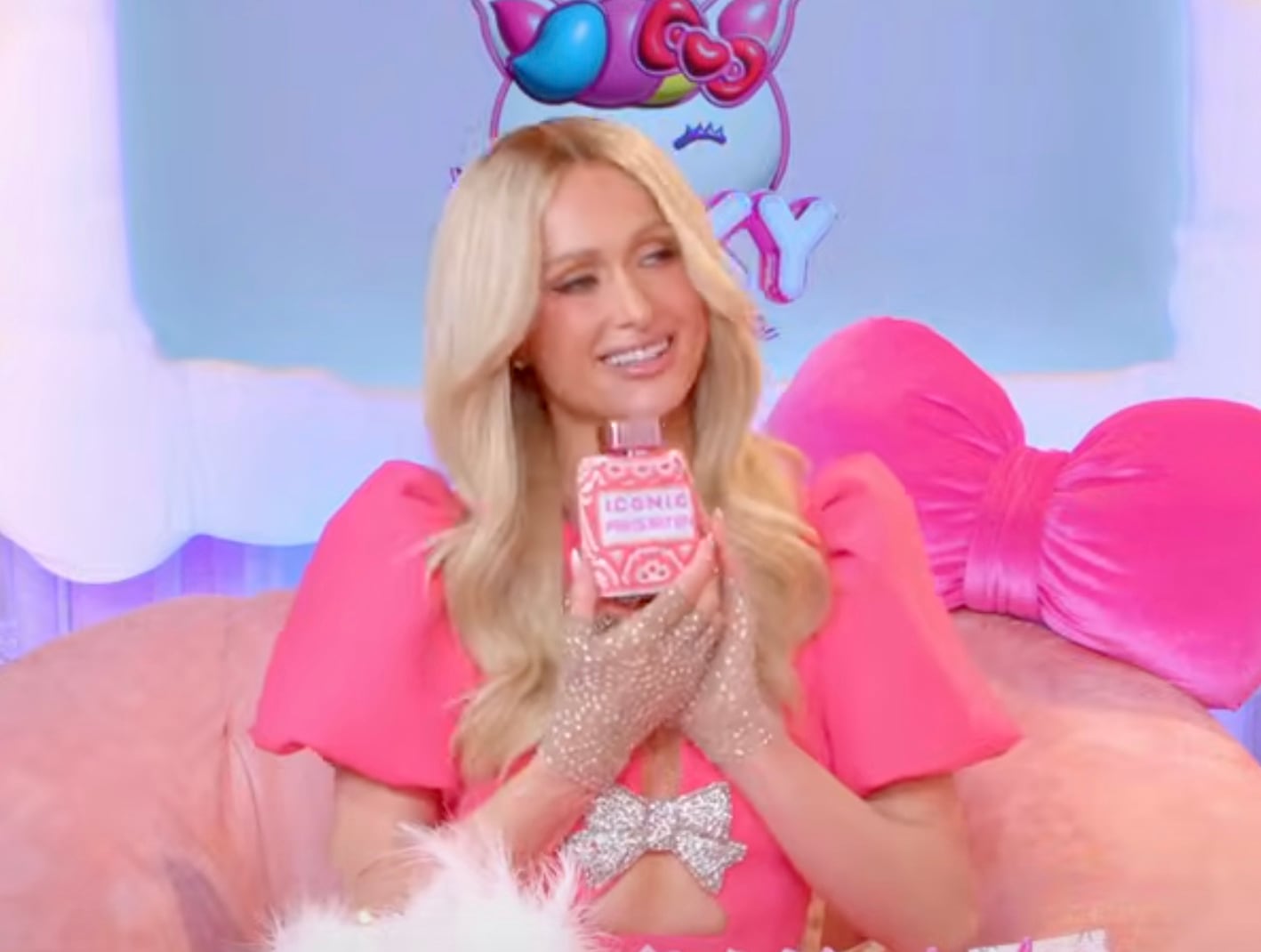 Karla Díaz le regaló un perfume creado con arte Huichol a Paris Hilton