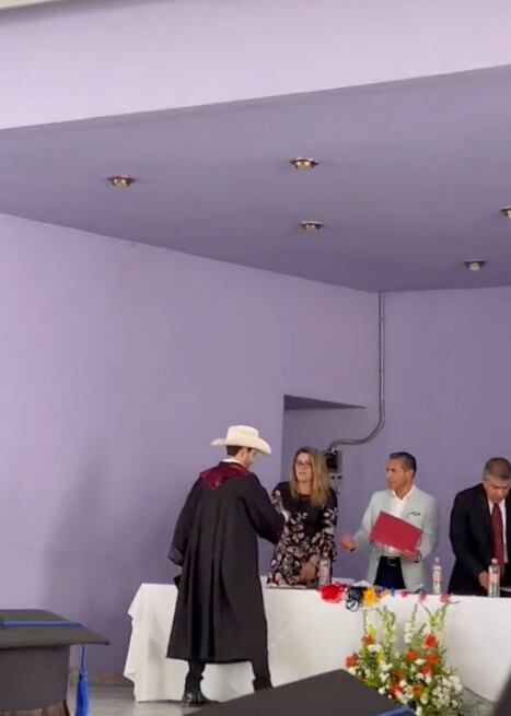 Se cambia el birrete por sombrero