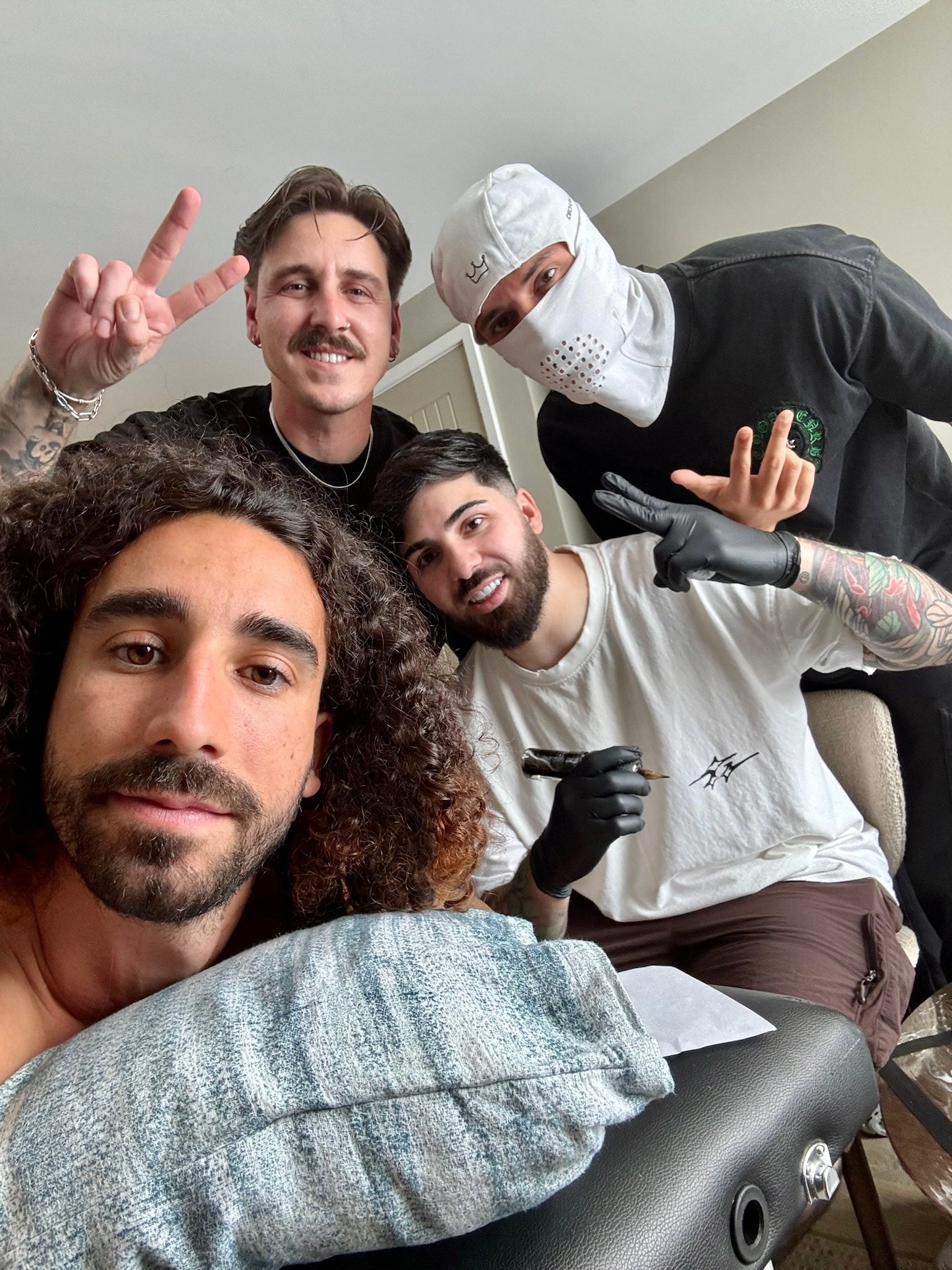 Marc Cucurella con el equipo que lo tatuó