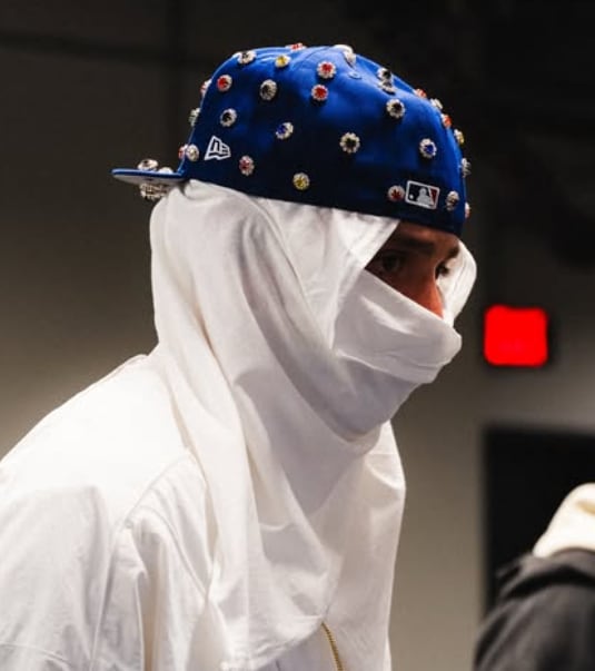 Concierto de Peso Pluma en el festival benéfico Fire Aid en Estados Unidos