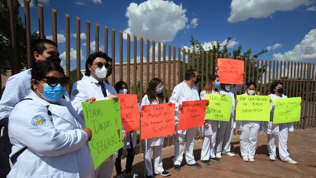 Médicos pasantes de UACh protestan por asesinato de doctora del IMSS Bienestar
