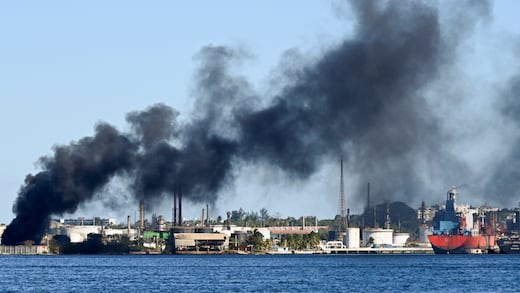 Incendio en la refinería Ñico López de La Habana, la más antigua de Cuba