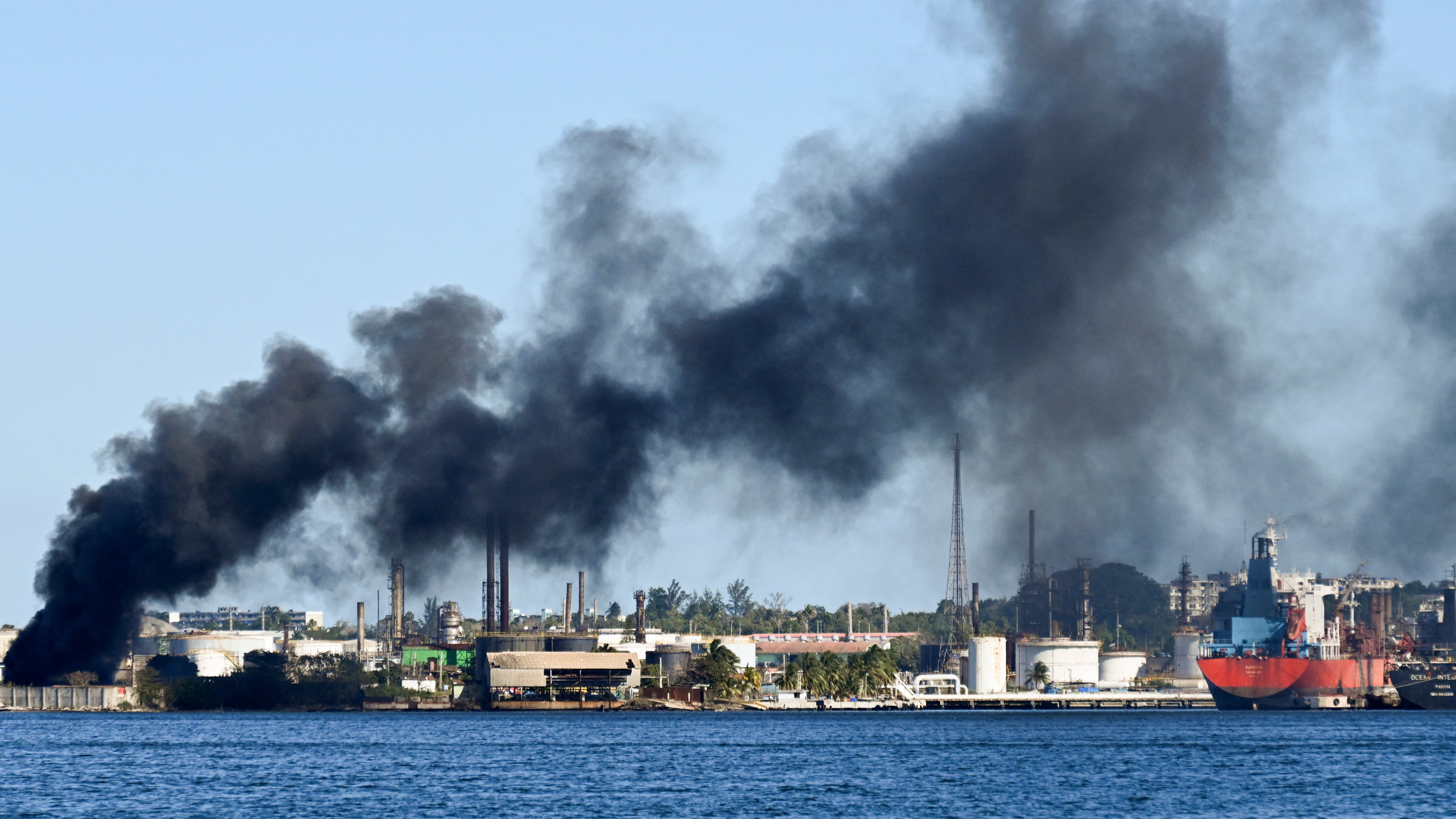 Incendio en la refinería Ñico López de La Habana, la más antigua de Cuba