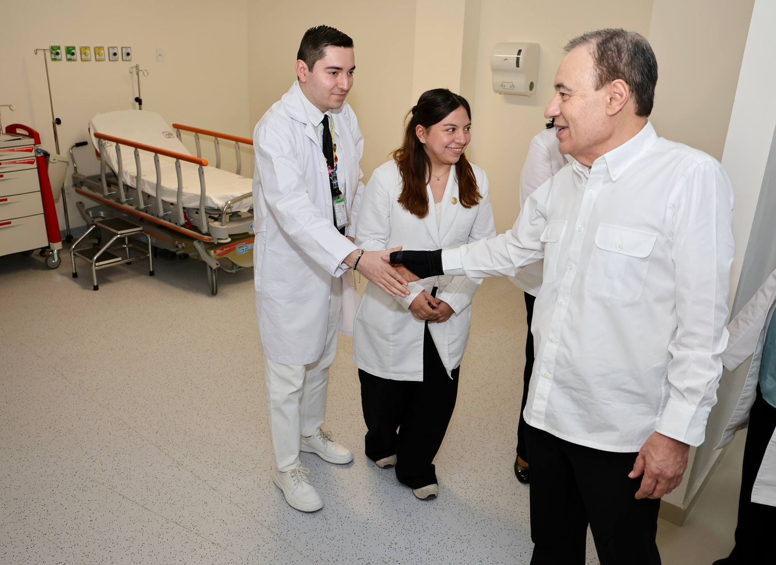 Alfonso Durazo fortalece el sistema de salud con mil becas para médicos.