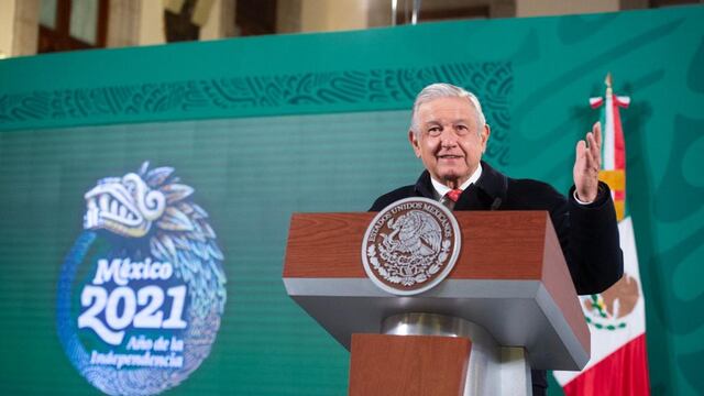 AMLO habla sobre boda de Santiago Nieto y Carla Humphrey