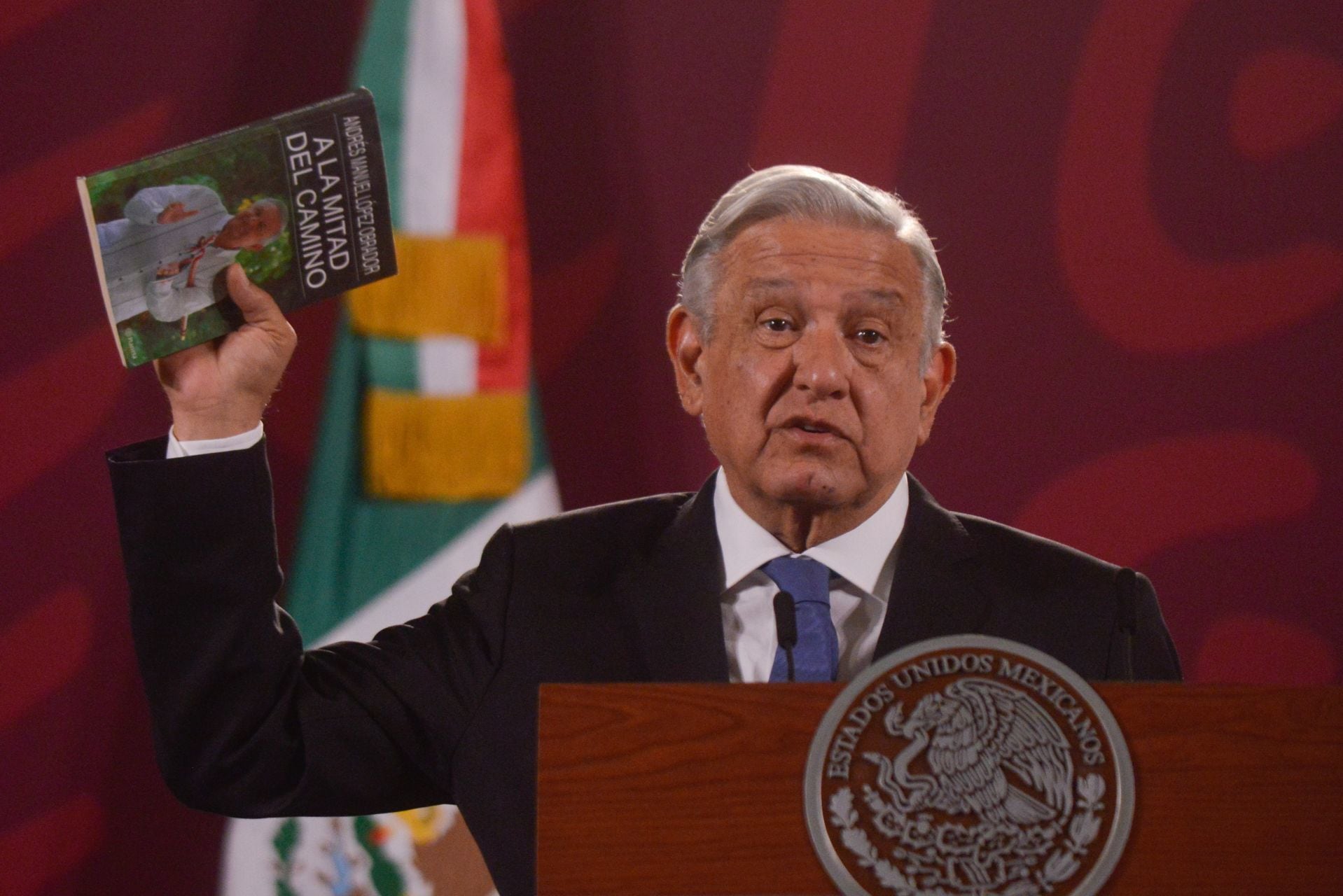 AMLO con su libro "A la mitad del camino"/CUARTOSCURO
