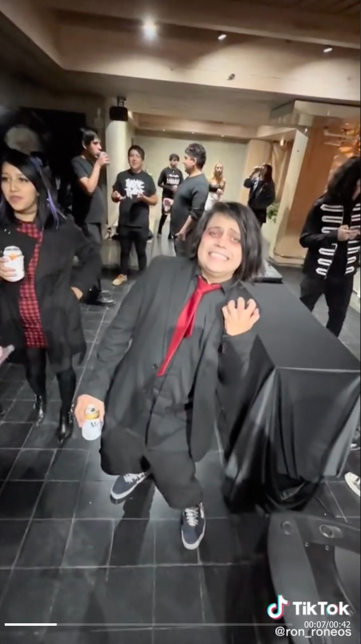 ¿Triste por My Chemical Romance? Organizan fiesta emo para celebrar a su amiga