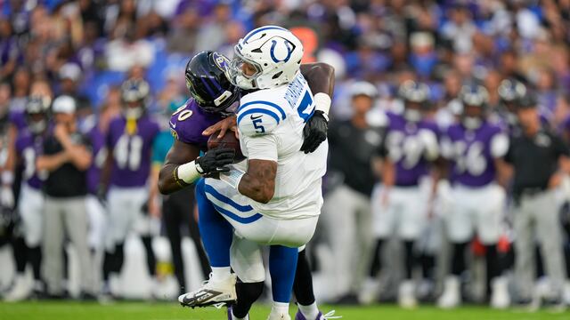 ¡Terror en la NFL! Así fue la brutal lesión del QB de los Colts; terminó con el dedo totalmente roto