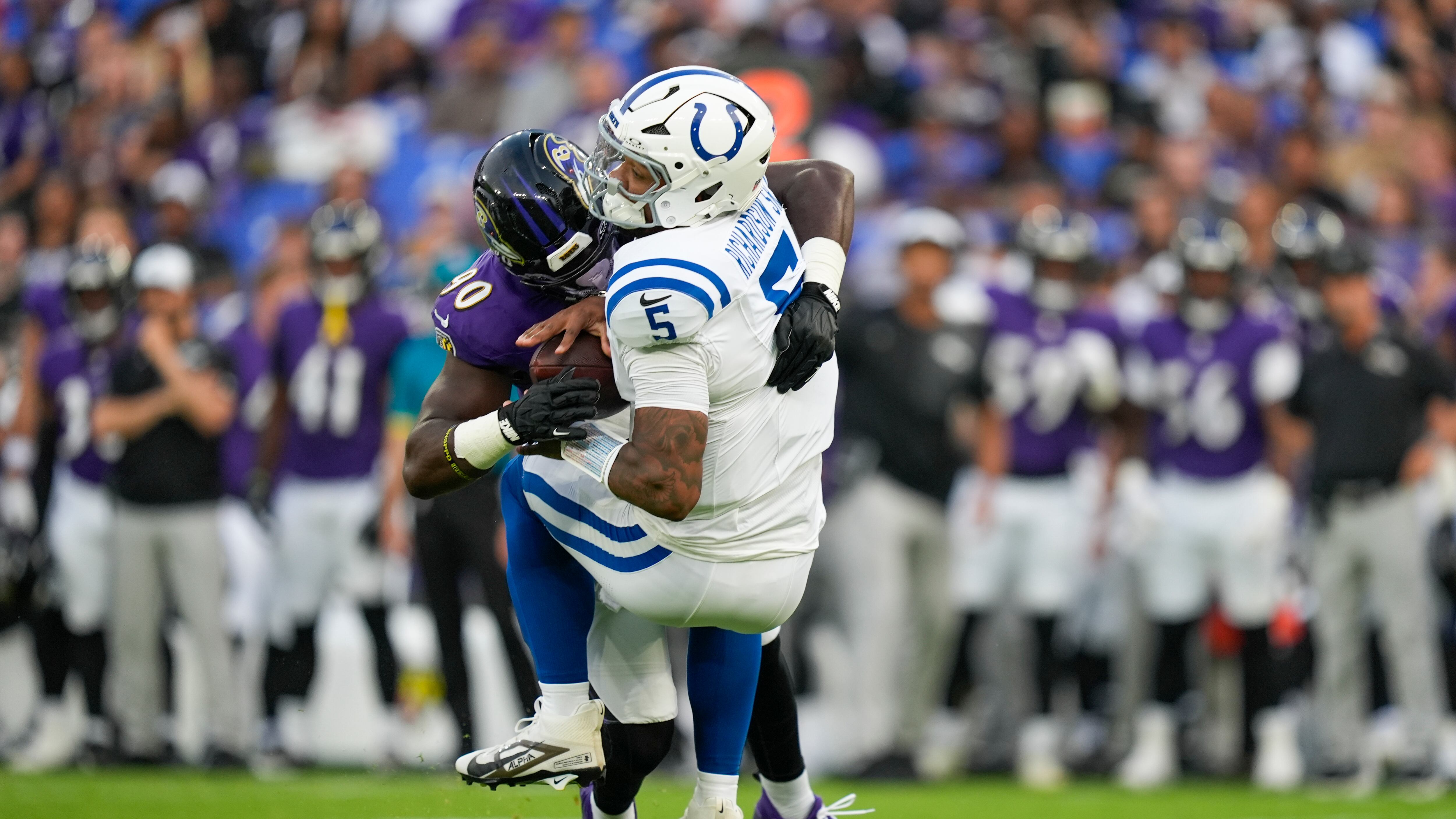 ¡Terror en la NFL! Así fue la brutal lesión del QB de los Colts; terminó con el dedo totalmente roto