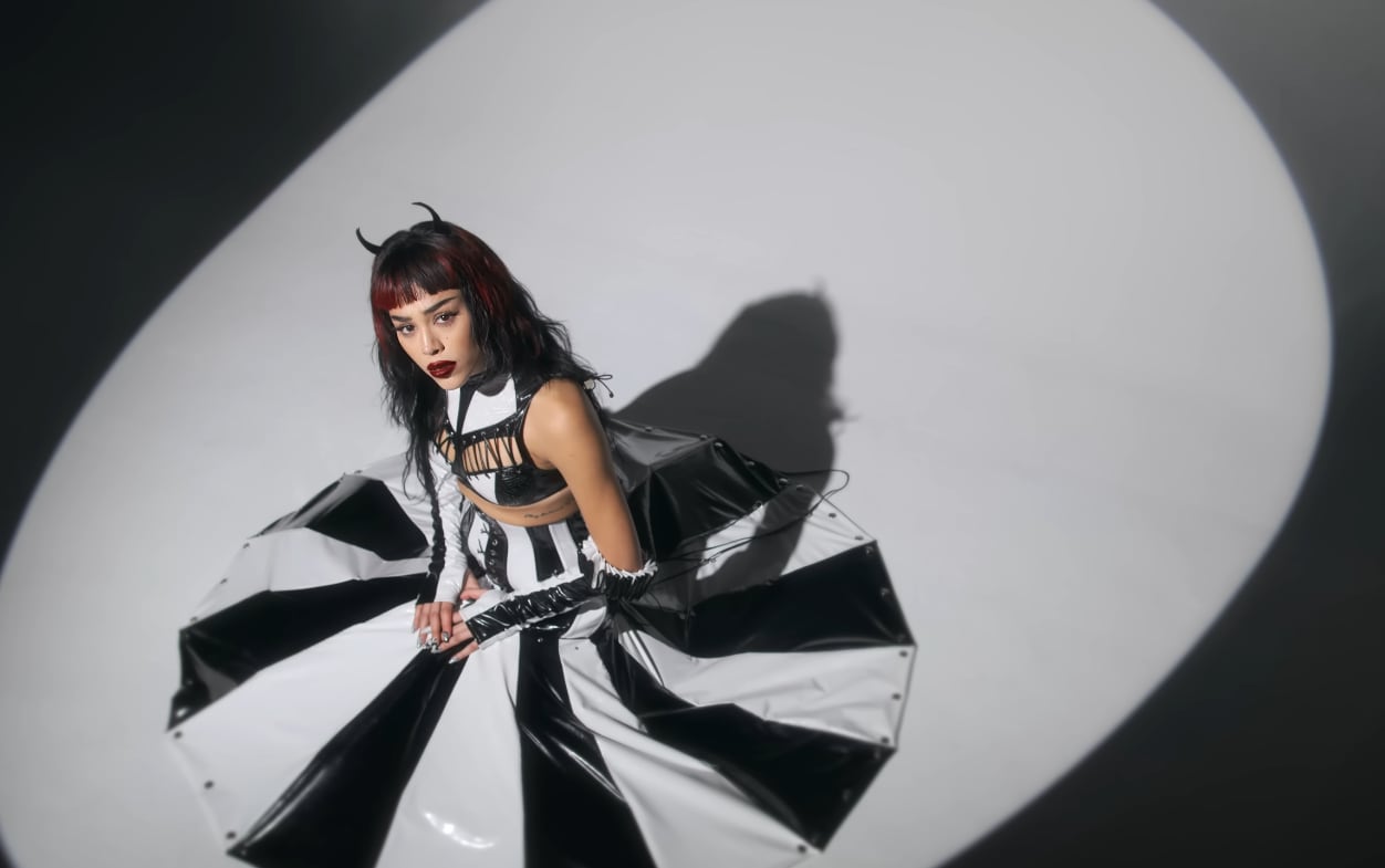 Danna Paola en su video de 'Tenemos que hablar'.