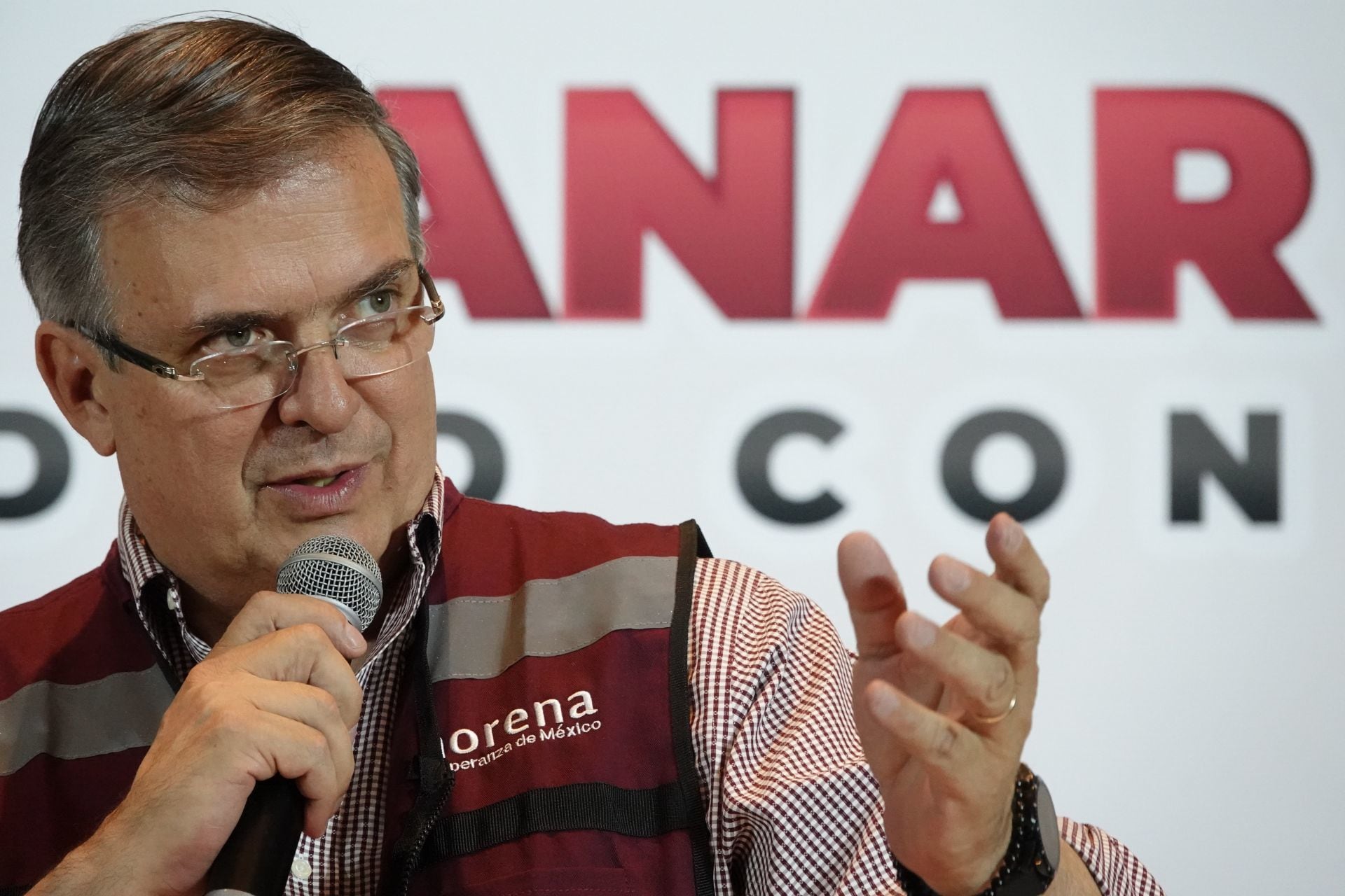 Marcelo Ebrard durante su firma de registro para el proceso de elección de candidato de Morena para el 2024.