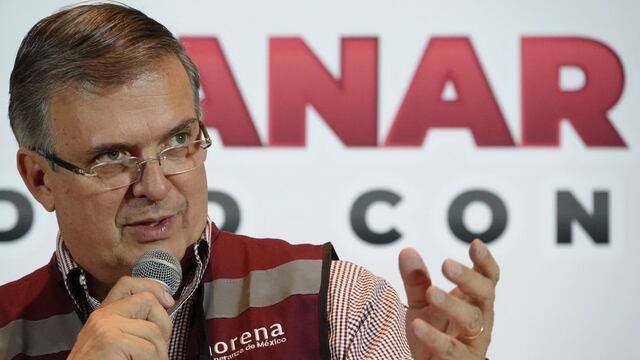 Marcelo Ebrard durante su firma de registro para el proceso de elección de candidato de Morena para el 2024.