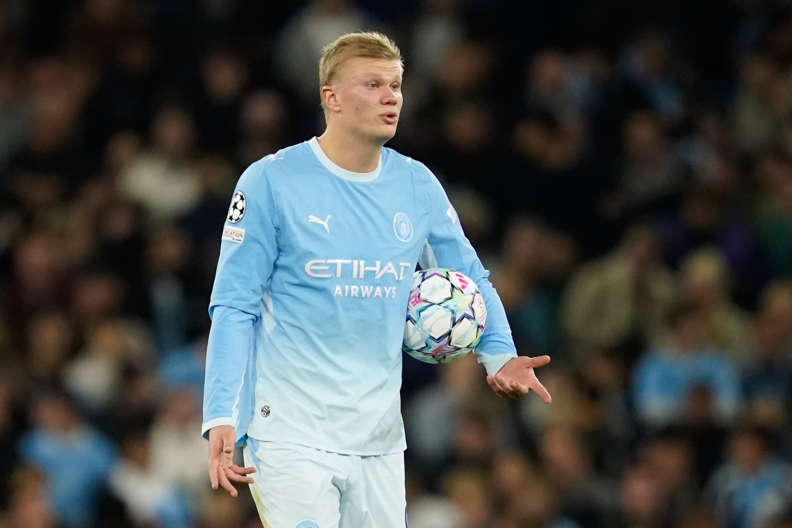 Erling Haaland marcó dos goles para el Manchester City