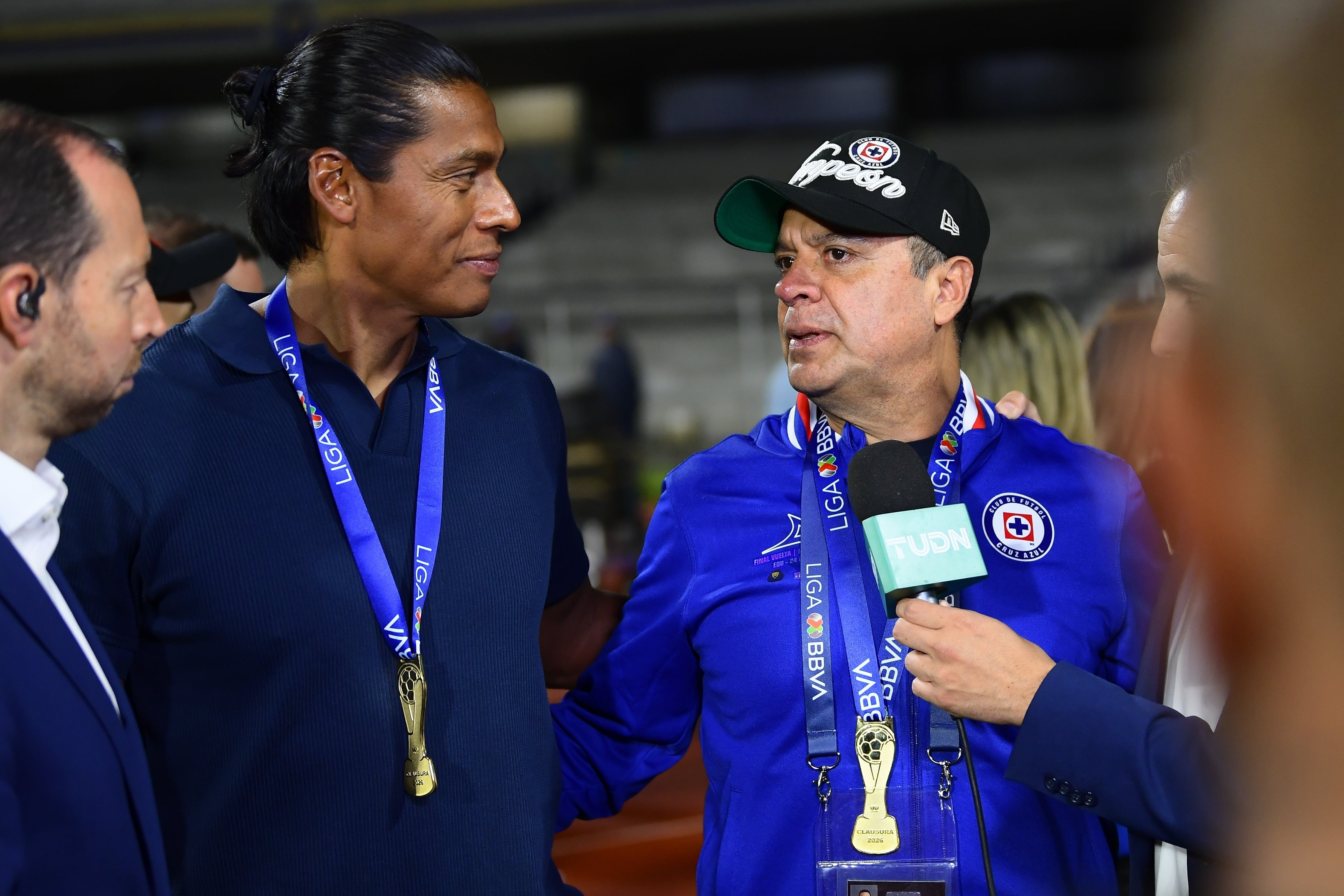 Víctor Velázquez ratifica a Joel Huiqui como técnico de Cruz Azul.
