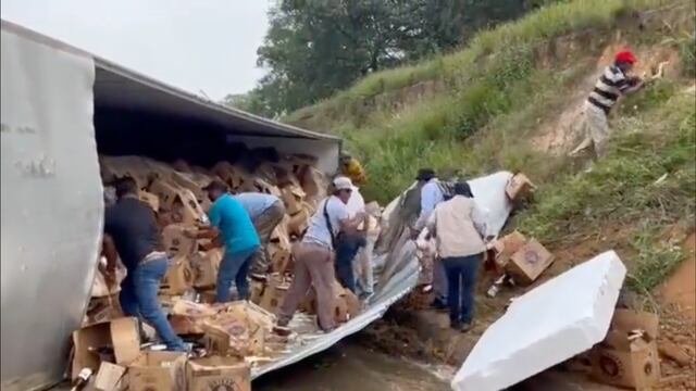 VIDEO: Tráiler de cervezas se vuelca en autopista La Tinaja-Cosoleacaque en Veracruz; pobladores saquean la mercancía