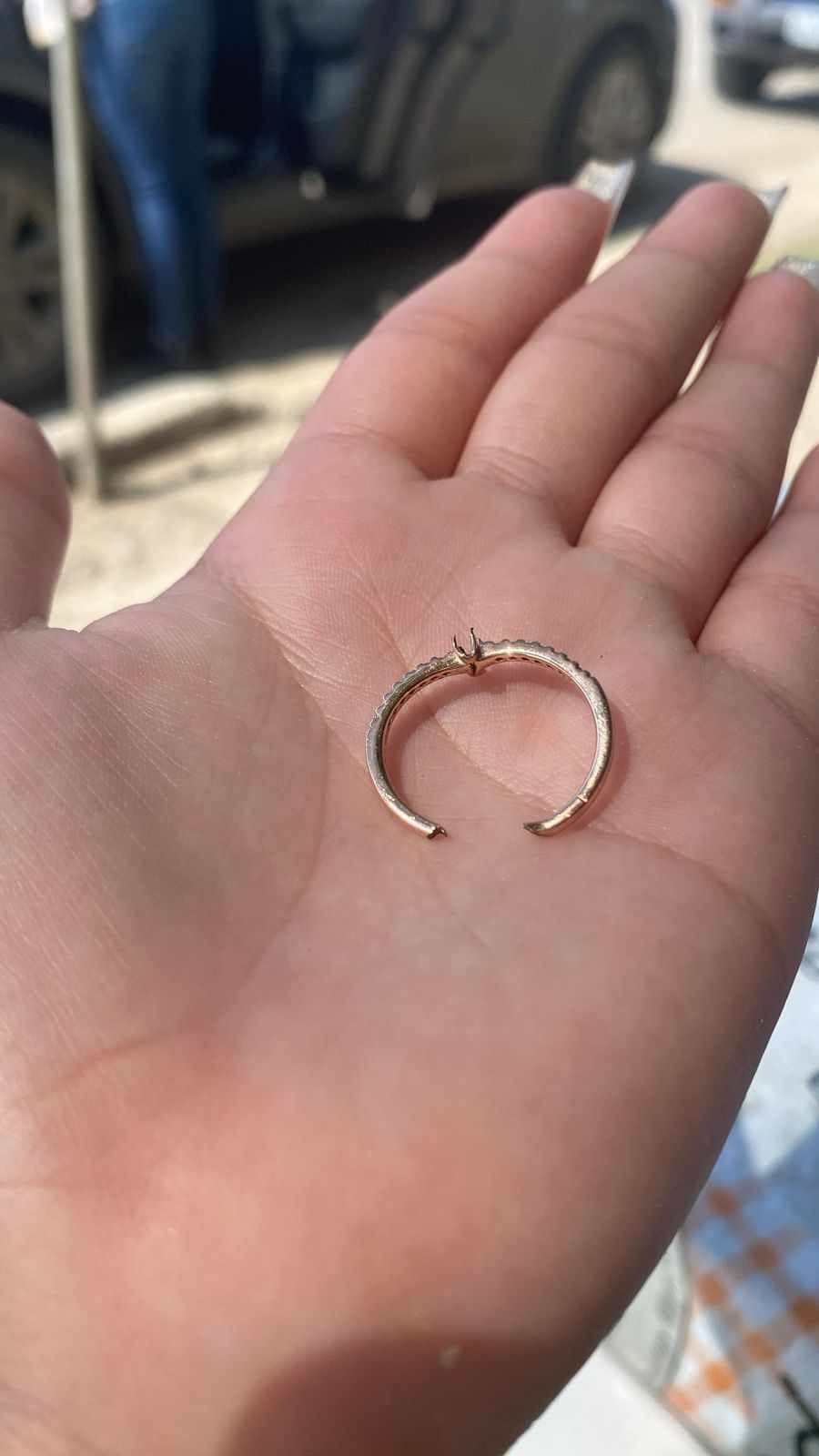 Mujer se atora el dedo en un anillo y tuvo que llamar hasta a los bomberos