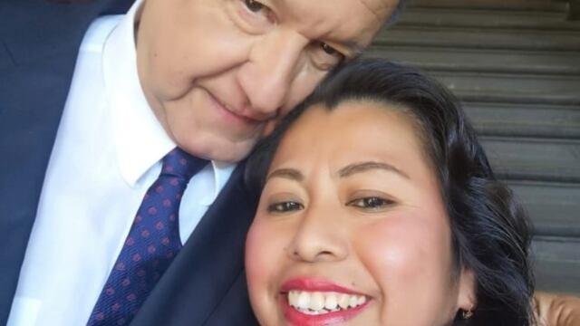 La diputada federal Inés Parra Juárez con AMLO en 2020