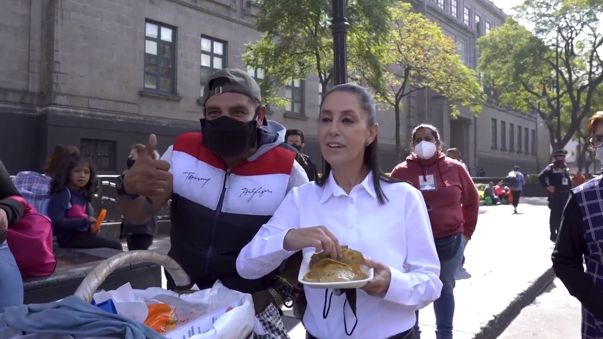 Claudia Sheinbaum comiendo tacos de canasta