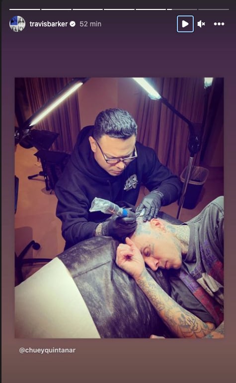 Travis Barker comparte fotografía de uno de sus nuevos tatuajes
