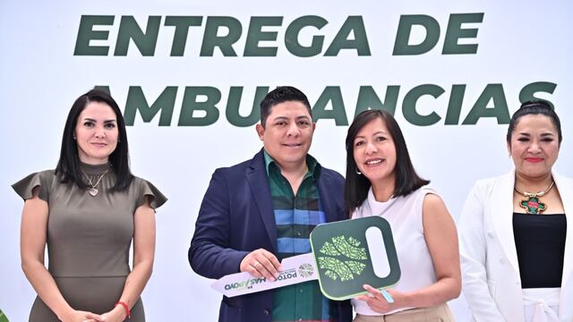 Ricardo Gallardo entregó 23 ambulancias