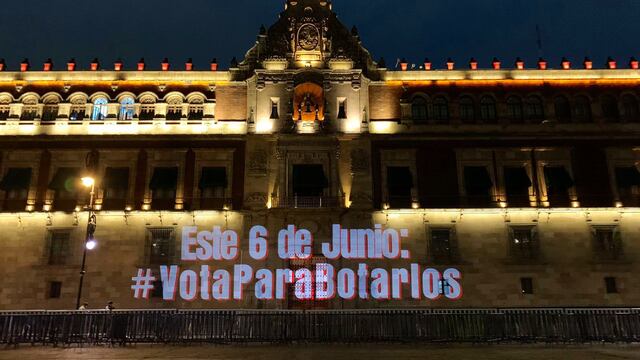La frase "Vota para botarlos" se proyectó en la fachada de Palacio Nacional a 4 días de las elecciones