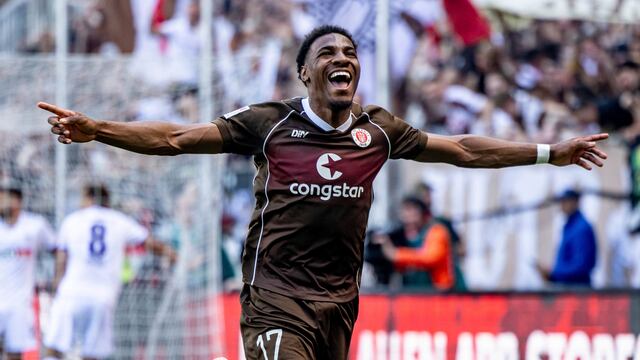 Oladapo Afolayan celebrando su gol
