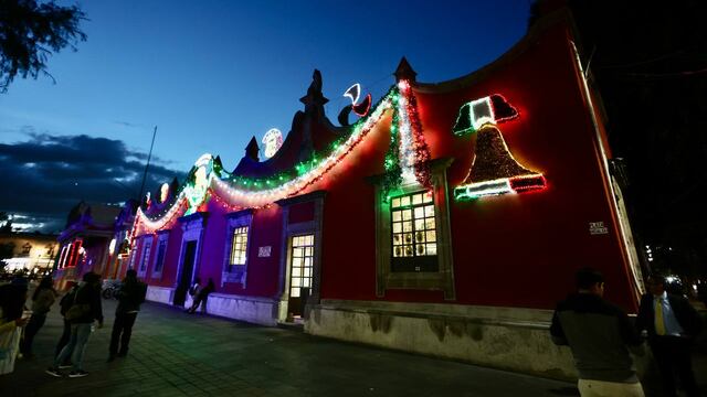 Tradicional alumbrado en la alcaldía Coyoacán por las fiestas patrias