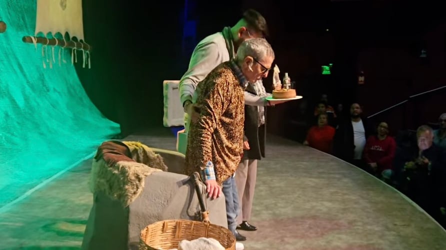 Así reapareció César Bono en el teatro tras rumores sobre su ojo