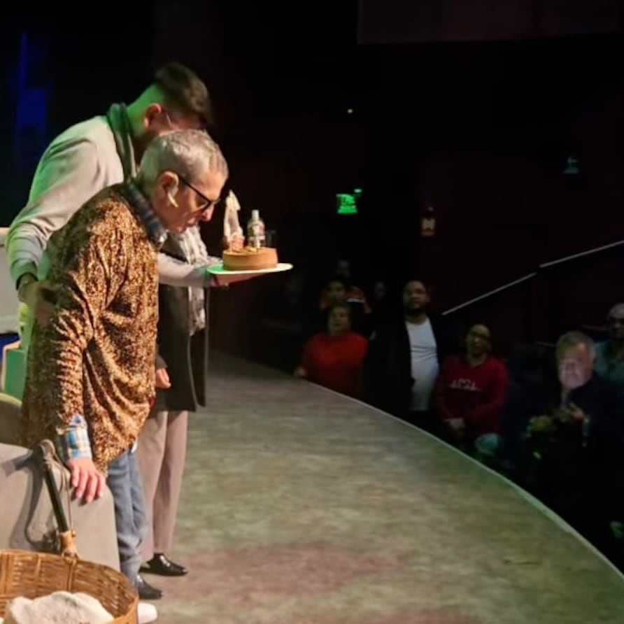 Así reapareció César Bono en el teatro tras rumores sobre su ojo