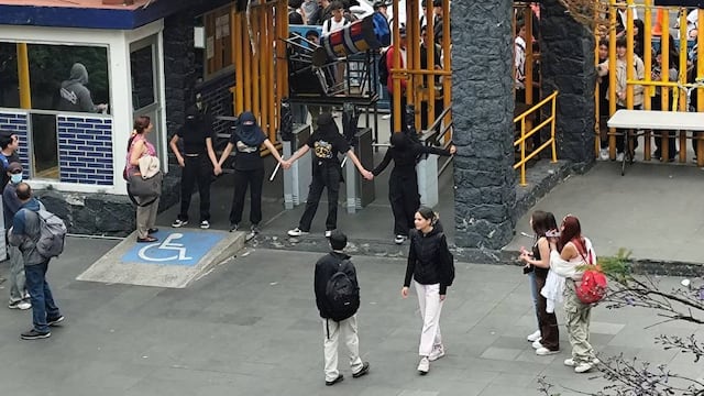 Encapuchados toman Preparatoria 8 UNAM